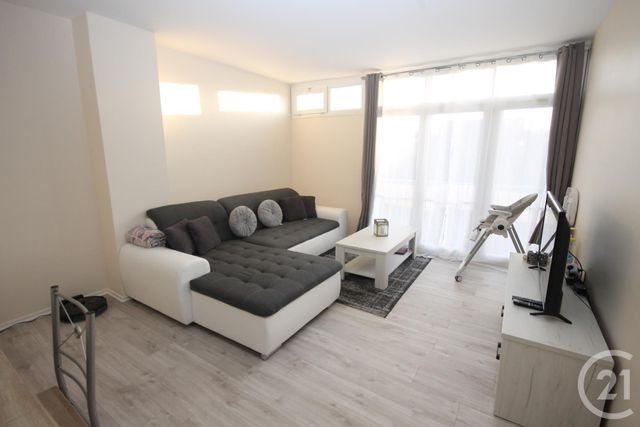 Afficher la photo en grand Appartement F3 à vendre - 3 pièces - 60.11 m2 - ST JEAN DE LA RUELLE - 45 - CENTRE - Century 21 Help'Immo