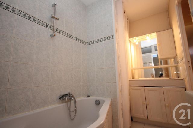 Afficher la photo en grand Appartement F3 à vendre - 3 pièces - 60.11 m2 - ST JEAN DE LA RUELLE - 45 - CENTRE - Century 21 Help'Immo