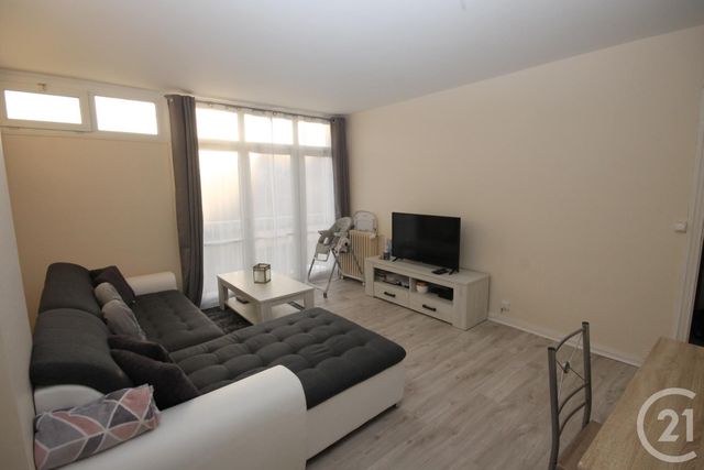 Afficher la photo en grand Appartement F3 à vendre - 3 pièces - 60.11 m2 - ST JEAN DE LA RUELLE - 45 - CENTRE - Century 21 Help'Immo