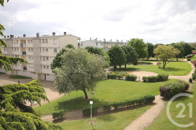 Afficher la photo en grand Appartement F4 à vendre - 4 pièces - 69.36 m2 - ST JEAN DE LA RUELLE - 45 - CENTRE - Century 21 Help'Immo