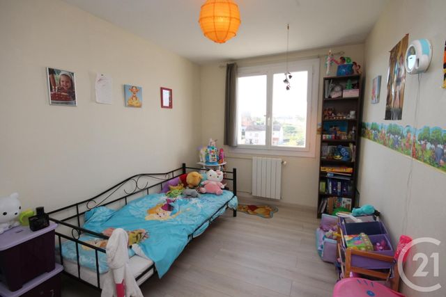 Afficher la photo en grand Appartement F4 à vendre - 4 pièces - 69.36 m2 - ST JEAN DE LA RUELLE - 45 - CENTRE - Century 21 Help'Immo