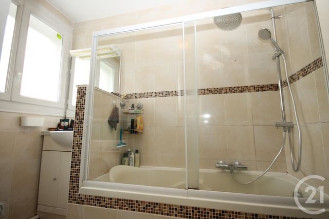 Afficher la photo en grand Appartement F4 à vendre - 4 pièces - 69.36 m2 - ST JEAN DE LA RUELLE - 45 - CENTRE - Century 21 Help'Immo