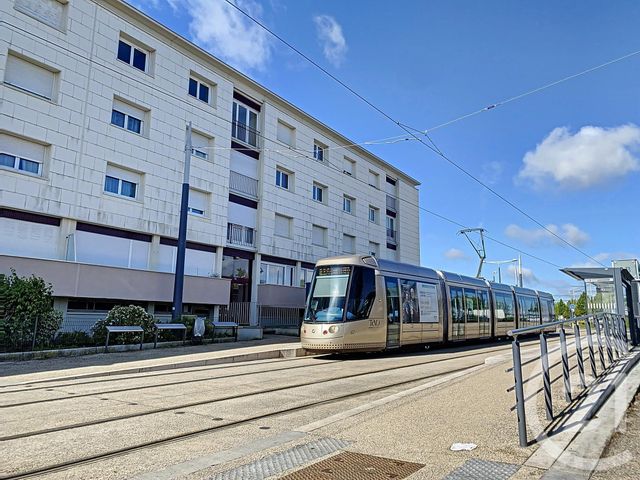 Appartement F3 à louer - 3 pièces - 66.83 m2 - ST JEAN DE LA RUELLE - 45 - CENTRE - Century 21 Help'Immo Appartement F3 à louer - 3 pièces - 66.83 m2 - ST JEAN DE LA RUELLE - 45 - CENTRE - Century 21 Help'Immo