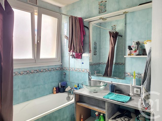 Afficher la photo en grand Appartement F4 à vendre - 4 pièces - 68.0 m2 - ST JEAN DE LA RUELLE - 45 - CENTRE - Century 21 Help'Immo
