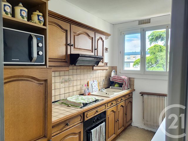 Afficher la photo en grand Appartement F4 à vendre - 4 pièces - 68.0 m2 - ST JEAN DE LA RUELLE - 45 - CENTRE - Century 21 Help'Immo