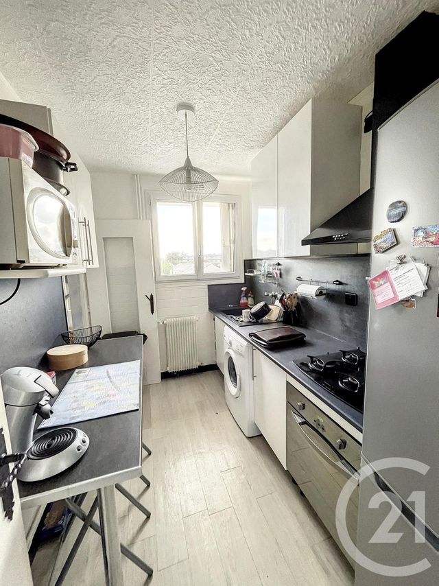 Appartement F3 à louer - 3 pièces - 52.57 m2 - ST JEAN DE LA RUELLE - 45 - CENTRE - Century 21 Help'Immo