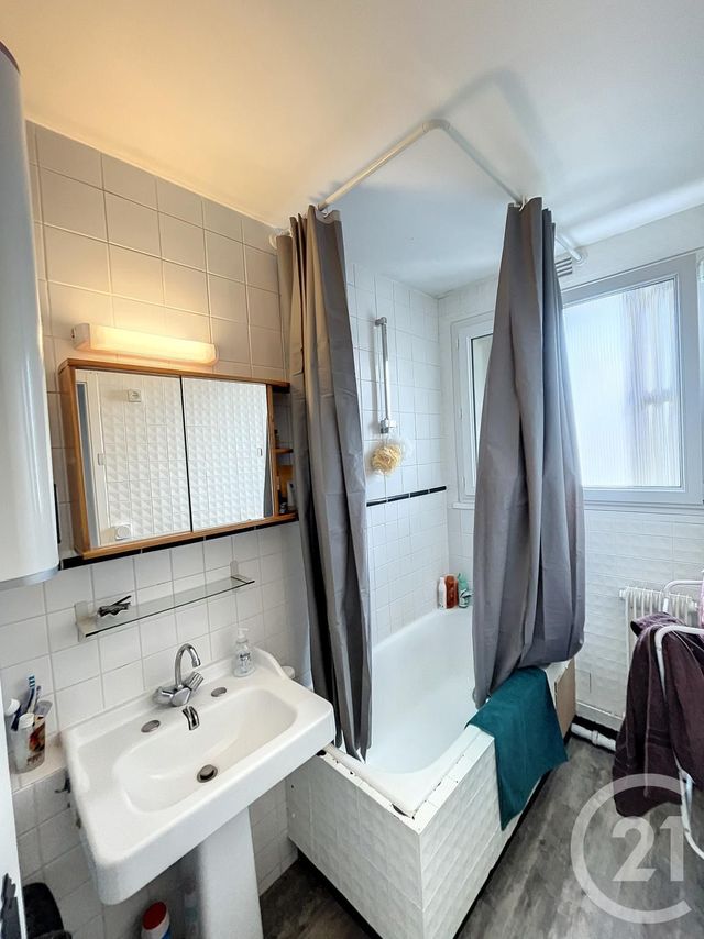 Appartement F3 à louer - 3 pièces - 52.57 m2 - ST JEAN DE LA RUELLE - 45 - CENTRE - Century 21 Help'Immo
