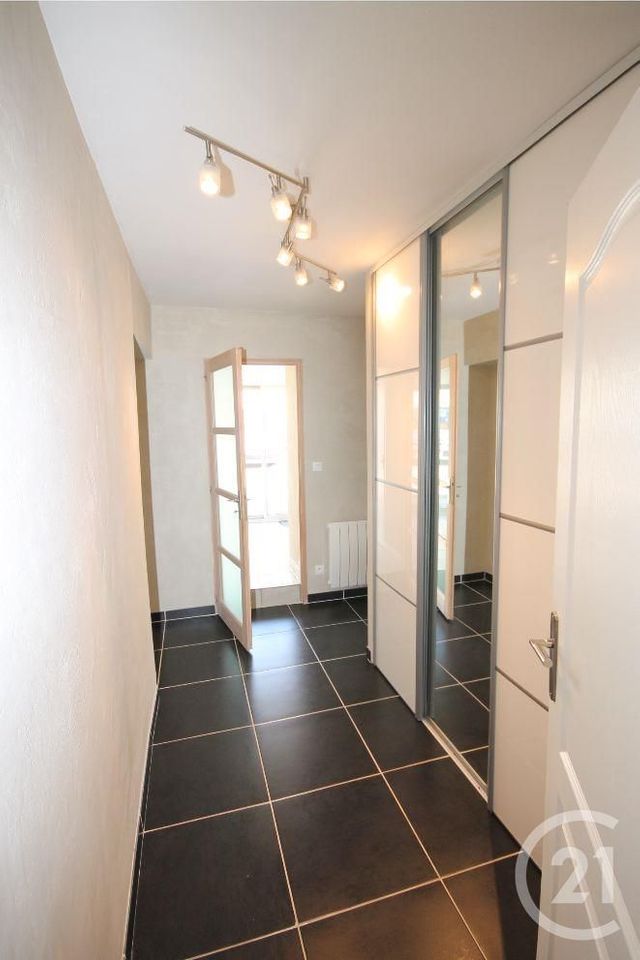 Appartement F3 à louer - 3 pièces - 74.6 m2 - ST JEAN DE LA RUELLE - 45 - CENTRE - Century 21 Help'Immo